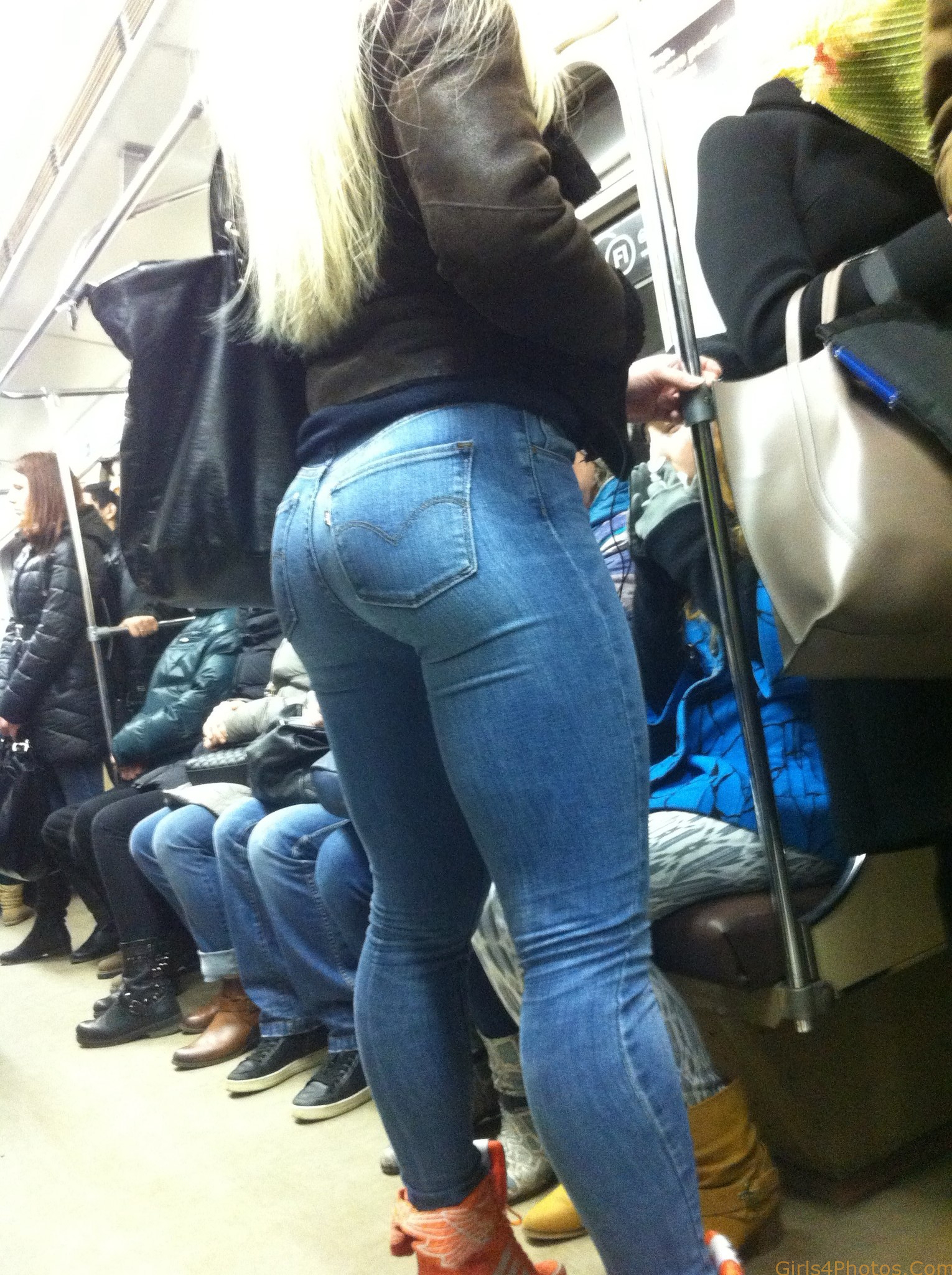 Студентка в джинсах оголила красивую грудь на улице