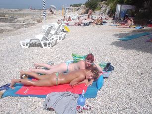 Sexy-Mom-Topless-On-The-Beach-With-Son-And-Friend-c6w3t1g0ti.jpg
