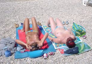 Sexy-Mom-Topless-On-The-Beach-With-Son-And-Friend-p6w3t11f2b.jpg