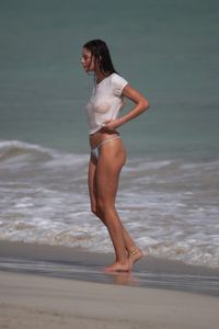 Alejandra-Guilmant-%C3%A2%E2%82%AC%E2%80%9C-Bikini-Topless-Photoshoot-Canddids-in-Miami-Beach-s6w4sa274u.jpg