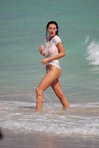 Alejandra-Guilmant-%C3%A2%E2%82%AC%E2%80%9C-Bikini-Topless-Photoshoot-Canddids-in-Miami-Beach-i6w4sa5p45.jpg