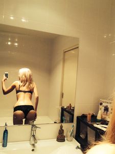 Naked-Girlfriend-Tablet-Selfies-x421-c7b3pbd0dh.jpg