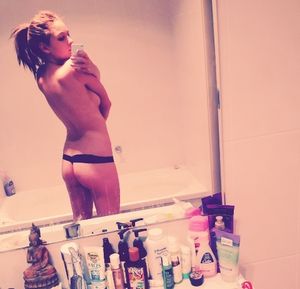 Naked-Girlfriend-Tablet-Selfies-x421-w7b3pcomvq.jpg