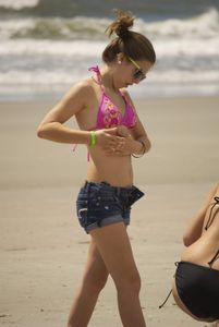 beautiful Charleston teen applying sun lotion-v7bqi4km2b.jpg