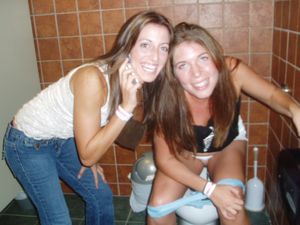 Girls Caught Peeing Mix t7da49hh6x