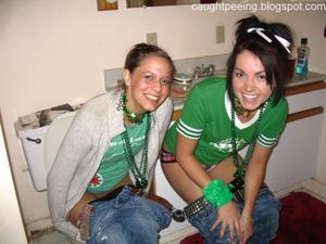 Girls Caught Peeing Mix y7da4k11ei