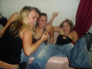 Girls Caught Peeing Mix j7da4lk3wn