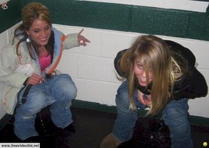 Girls Caught Peeing Mix j7da4lw2xd