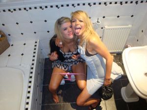 Girls Caught Peeing Mix q7da4o2r0a