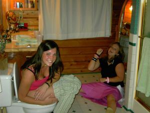 Girls Caught Peeing Mix i7da4qcwic