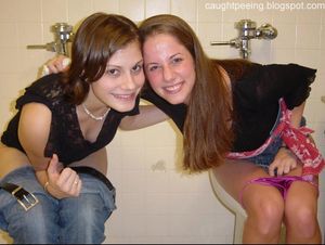 Girls Caught Peeing Mix n7da4qpkml