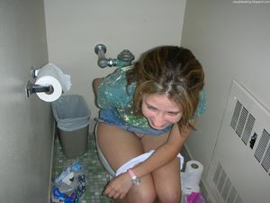 Girls Caught Peeing Mix l7da4sxzdw