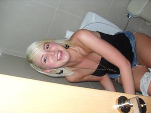 Girls Caught Peeing Mix n7da4tkxwx